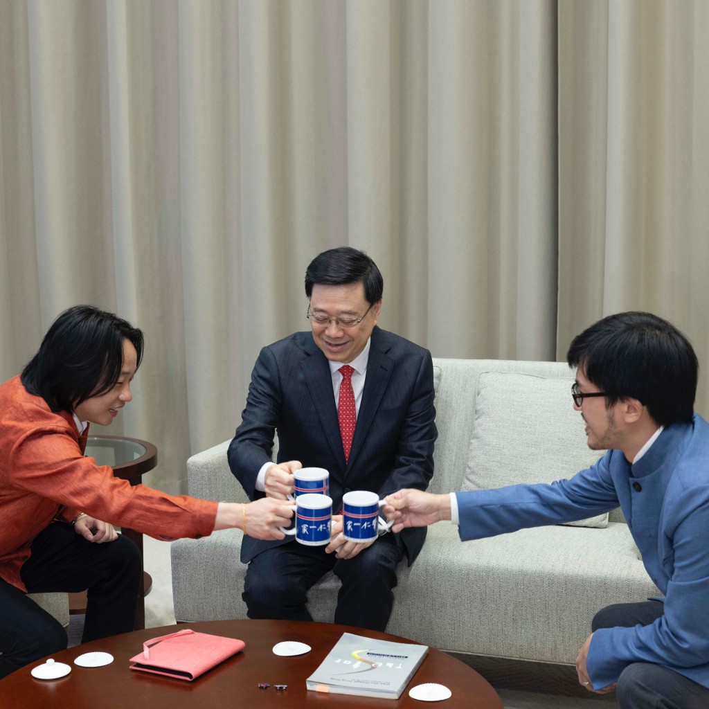 「一帶一路專員」何力治原來是歐陽萬成的中學同班同學,他們與李家超用水杯碰杯。CAA創新精英文化經紀微博圖片 「一帶一路專員」何力治原來是歐陽萬成的中學同班同學,他們與李家超用水杯碰杯。CAA創新精英文化經紀微博圖片