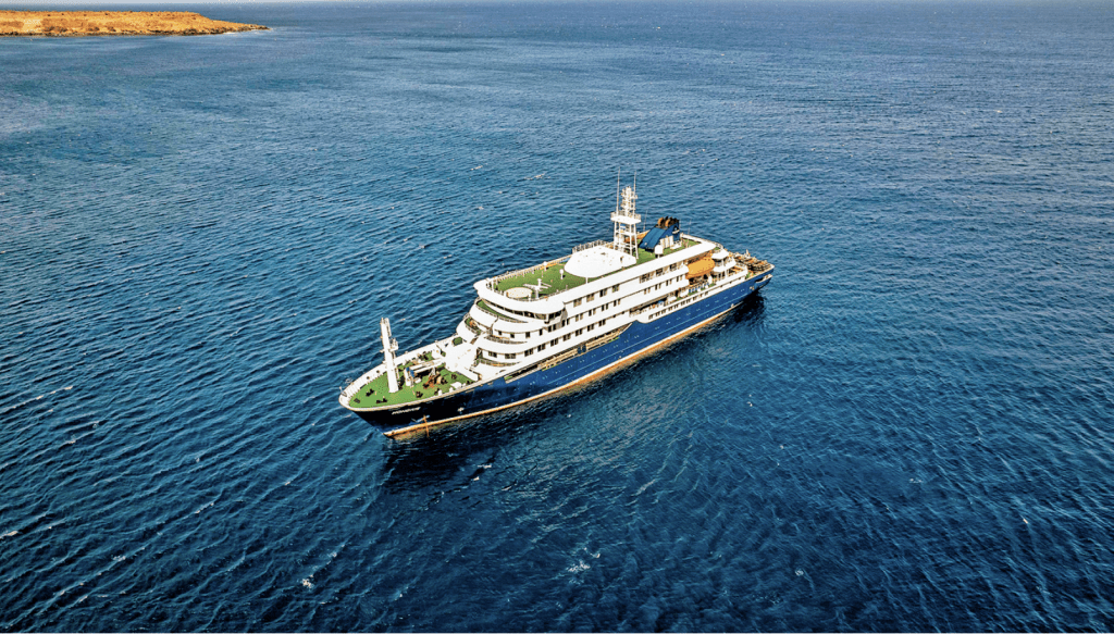 「洪迪厄斯號」（MV Hondius），原定從阿根廷駛往西非外海的島國佛得角，爆發致命漢坦疫情後，目前停泊在佛得角附近海域。