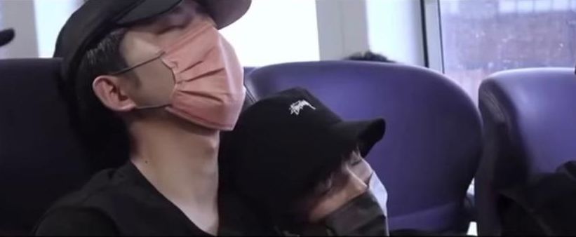 在船上補眠。