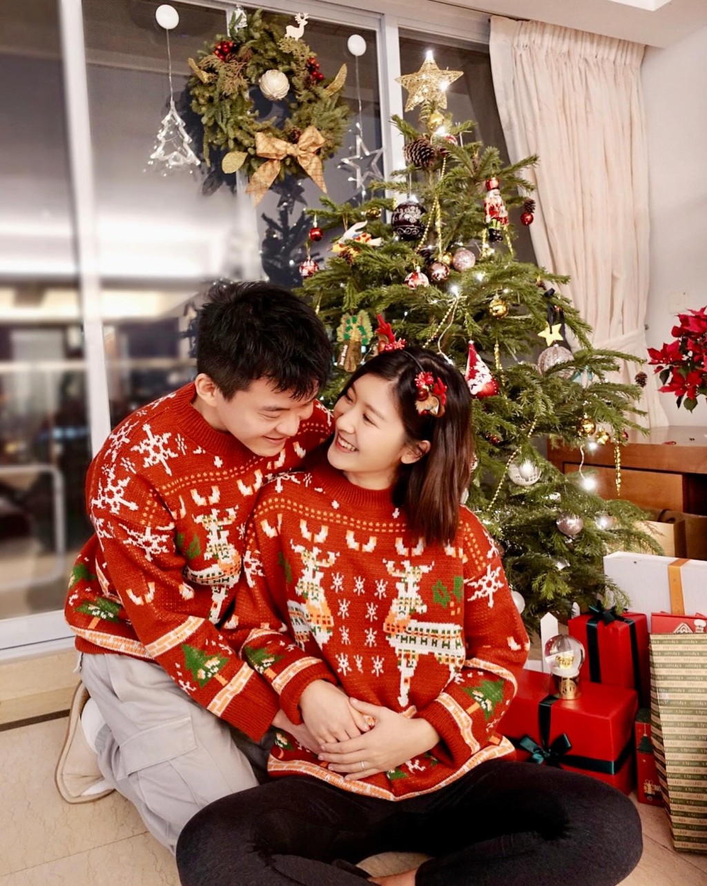 余香凝與老公穿情侶裝慶祝聖誕。