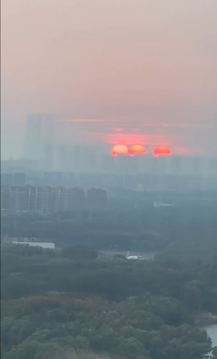沈阳有民众在家中拍摄到天空有三个太阳。