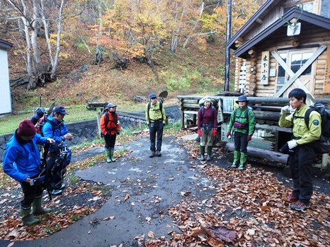 罗臼岳在斜里町侧和罗臼町侧各有一处登山口,每年夏天吸引许多登山客前往攀爬。北海道森林管理局 罗臼岳在斜里町侧和罗臼町侧各有一处登山口,每年夏天吸引许多登山客前往攀爬。北海道森林管理局