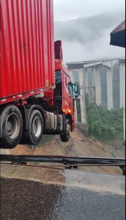 大貨車在斷橋邊及時煞停。抖音