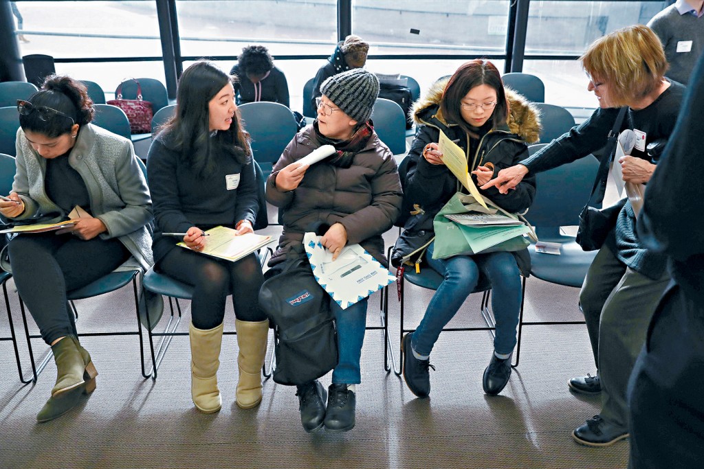 紐約市一批移民在一項名為「立即入籍！