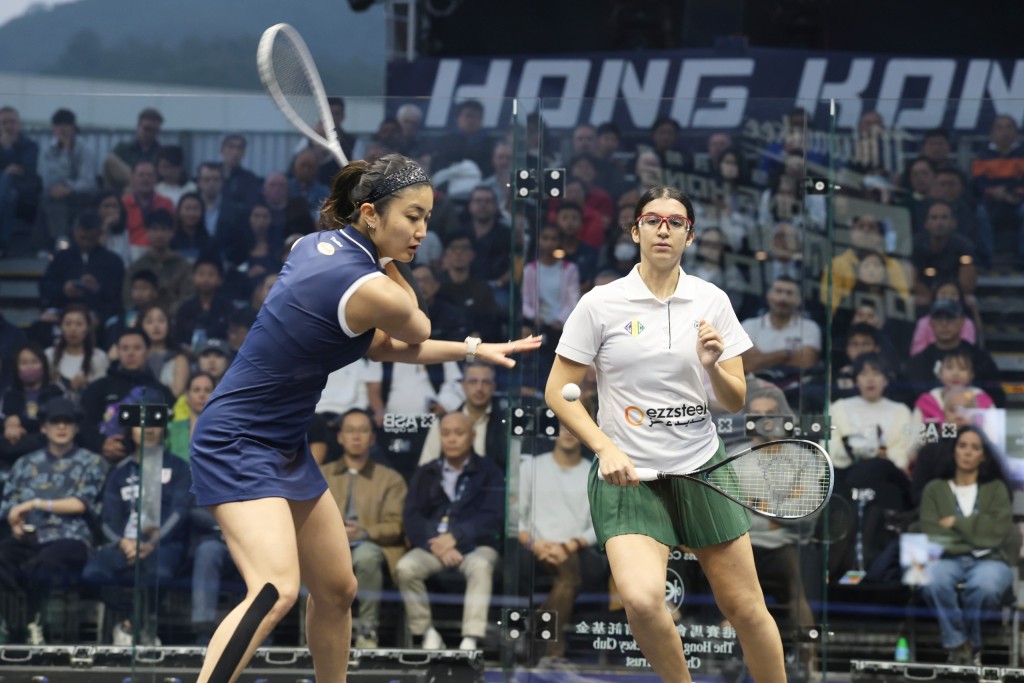 渡邊（左）跟18歲 的世界排名第3的埃及Amina Orfi激鬥了68分鐘。徐嘉華攝