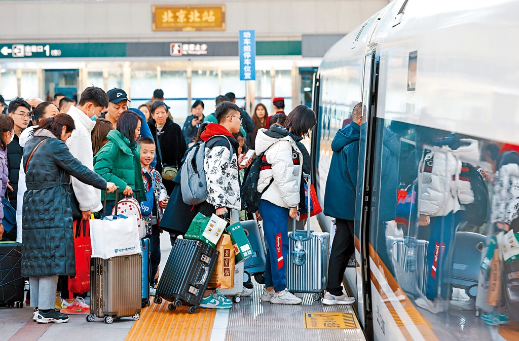 內地首季消費增速雖續放緩，但個別體驗式消費如旅遊及影視需求疫後復甦表現一直領跑內需板塊。