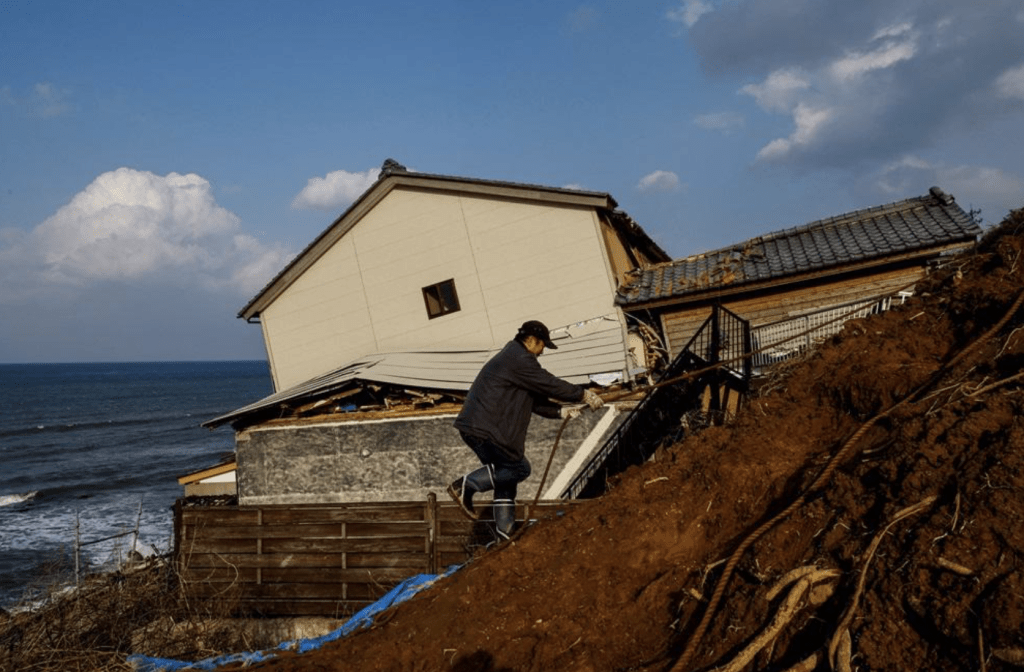 专家提醒，北海道及东北对开的千岛海沟、日本海沟，以至九州中部活断层与火山带，同样潜藏巨大地震。路透社
