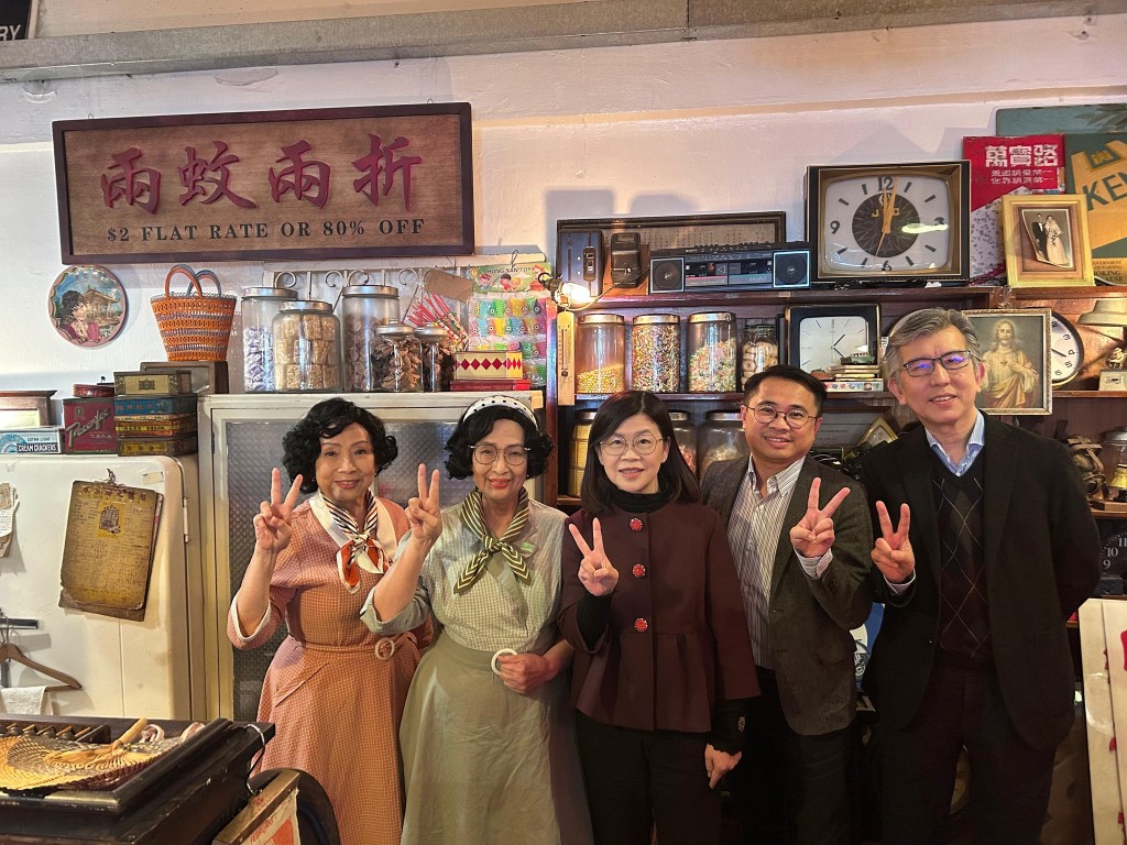 Agent T與團隊在拍攝宣傳片期間探班，代表部門感謝波姐同素雲姐參與今次宣傳。運輸署Agent T FB圖片