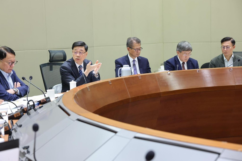李家超向有關政策局和部門作出四點指示。李家超fb 李家超向有關政策局和部門作出四點指示。李家超fb