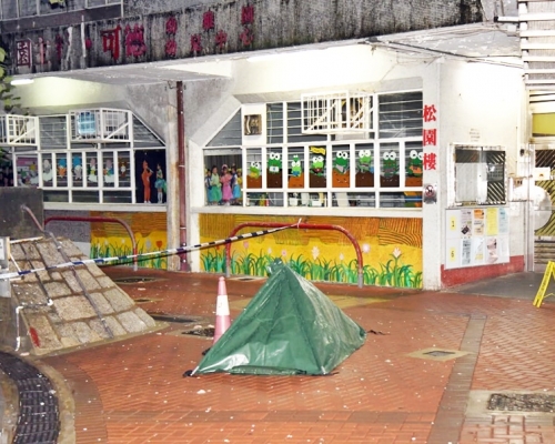 警方以帳篷遮蓋死者遺體。
