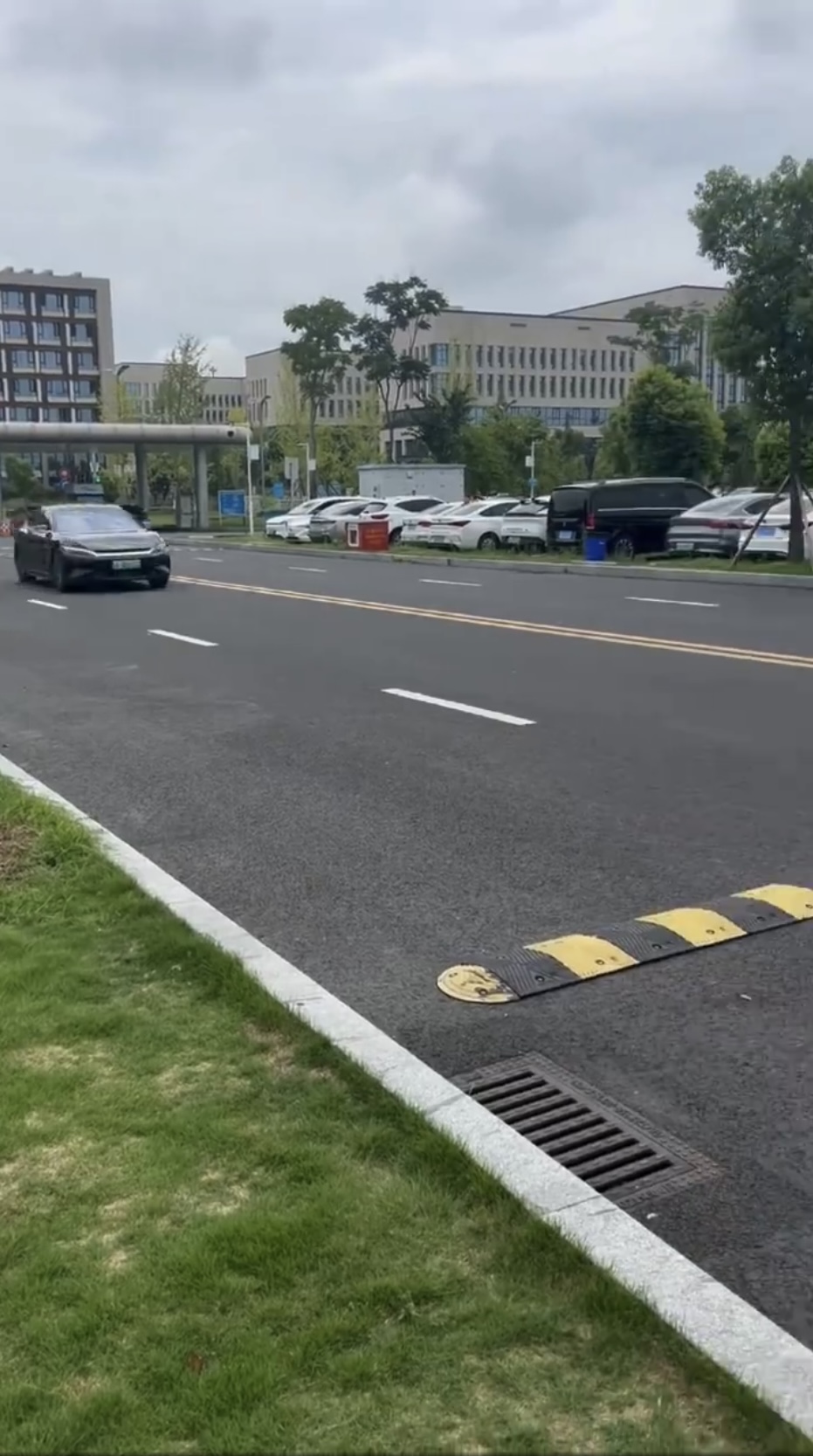 該輛比亞迪不停狂轉30-40圈。 微博@不二車探 該輛比亞迪不停狂轉30-40圈。 微博@不二車探