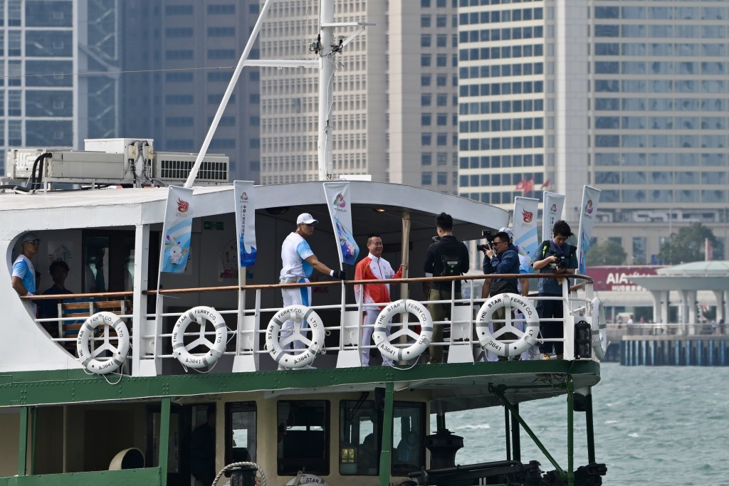 李靜乘渡輪橫越維港、抵達尖沙咀。劉駿軒攝 李靜乘渡輪橫越維港、抵達尖沙咀。劉駿軒攝