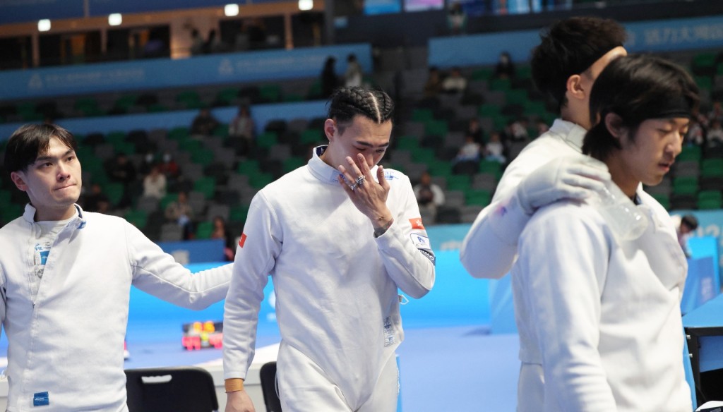 失落八強後,男子重劍主力的何瑋桁(左二) 紅著眼睛離場。徐嘉華攝 失落八強後,男子重劍主力的何瑋桁(左二) 紅著眼睛離場。徐嘉華攝