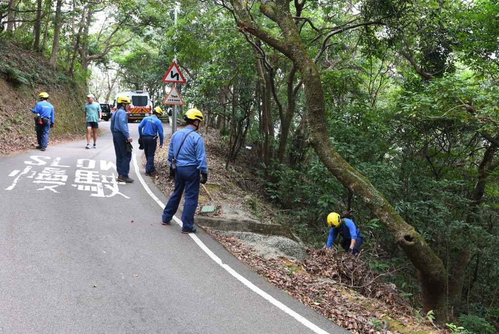 警方消防接報趕至救援。