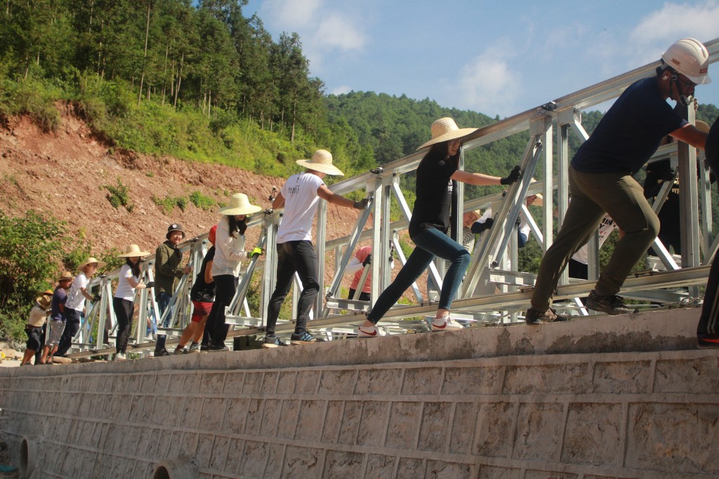 眾人齊心協力建造橋樑。