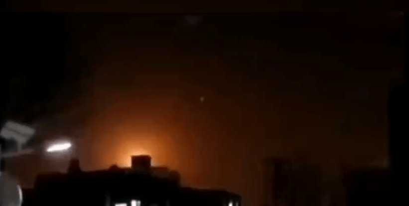 在北京，有車CAM拍下住宅大樓上方出現火流星，火流星消失時以紅光告終。