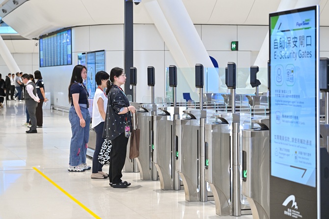模擬旅客經自助保安閘口進入禁區範圍。 模擬旅客經自助保安閘口進入禁區範圍。