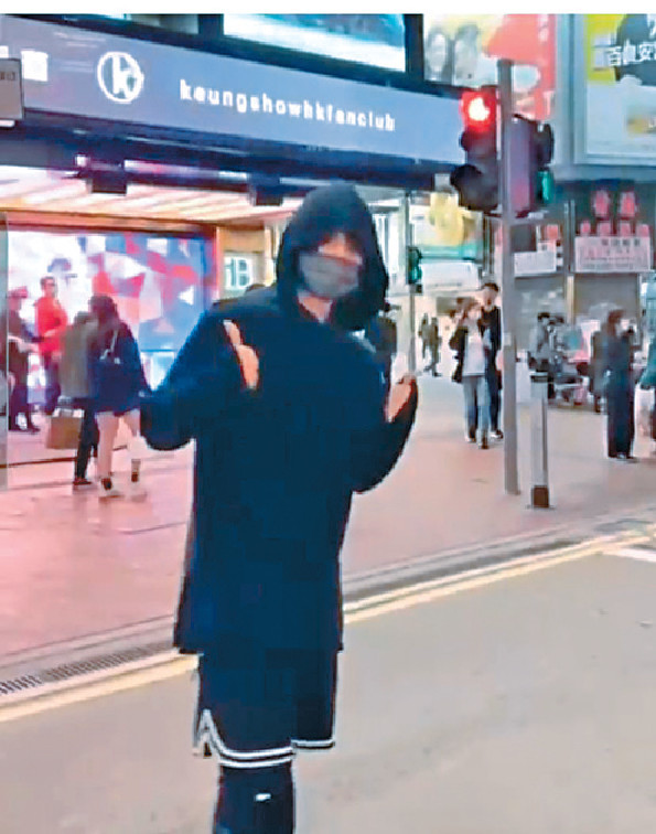 ■姜濤包到冚低調現身銅鑼灣。