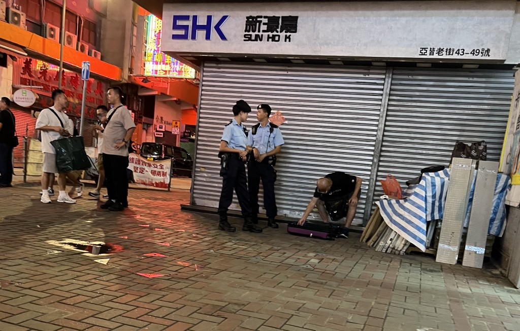 軍裝警員巡邏時發現街頭賣唱，會給予警告及驅趕相關人士離開。