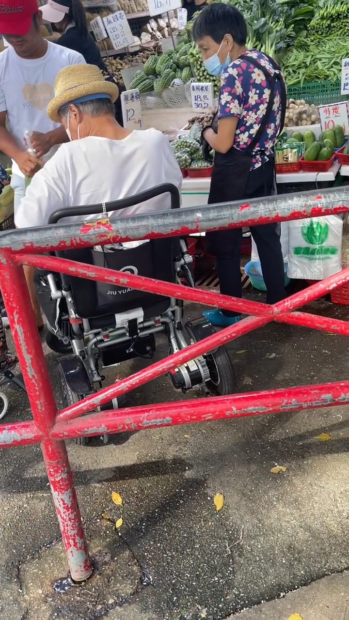 洪金寶去買菜​，全程以電動輪椅代步。  ​
