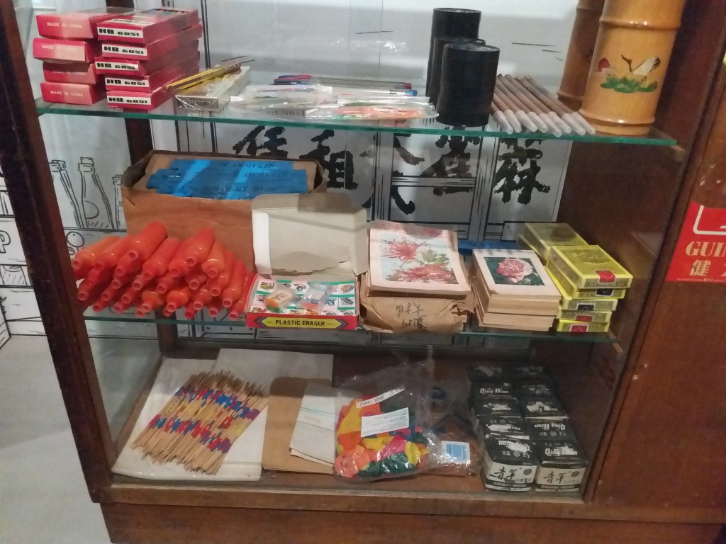 玻璃櫃內的玩具，是否似曾相識？