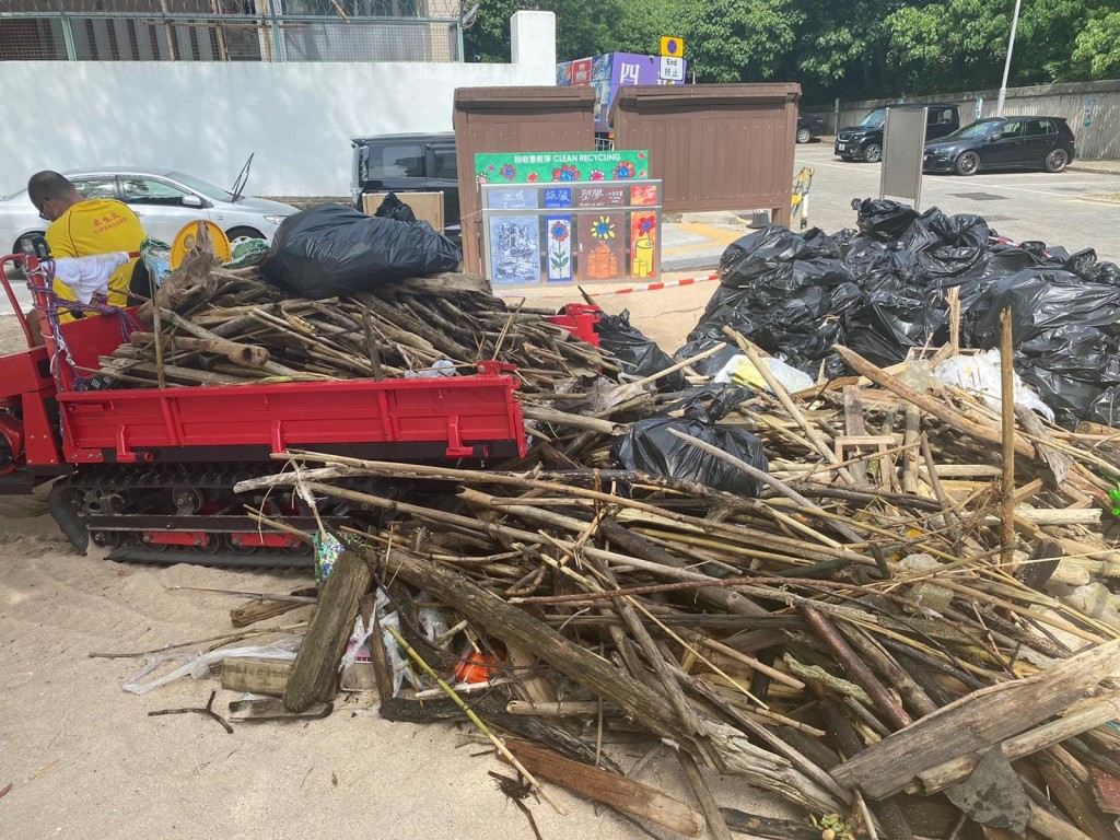 救生員自發清理泳灘上的垃圾。FB圖片