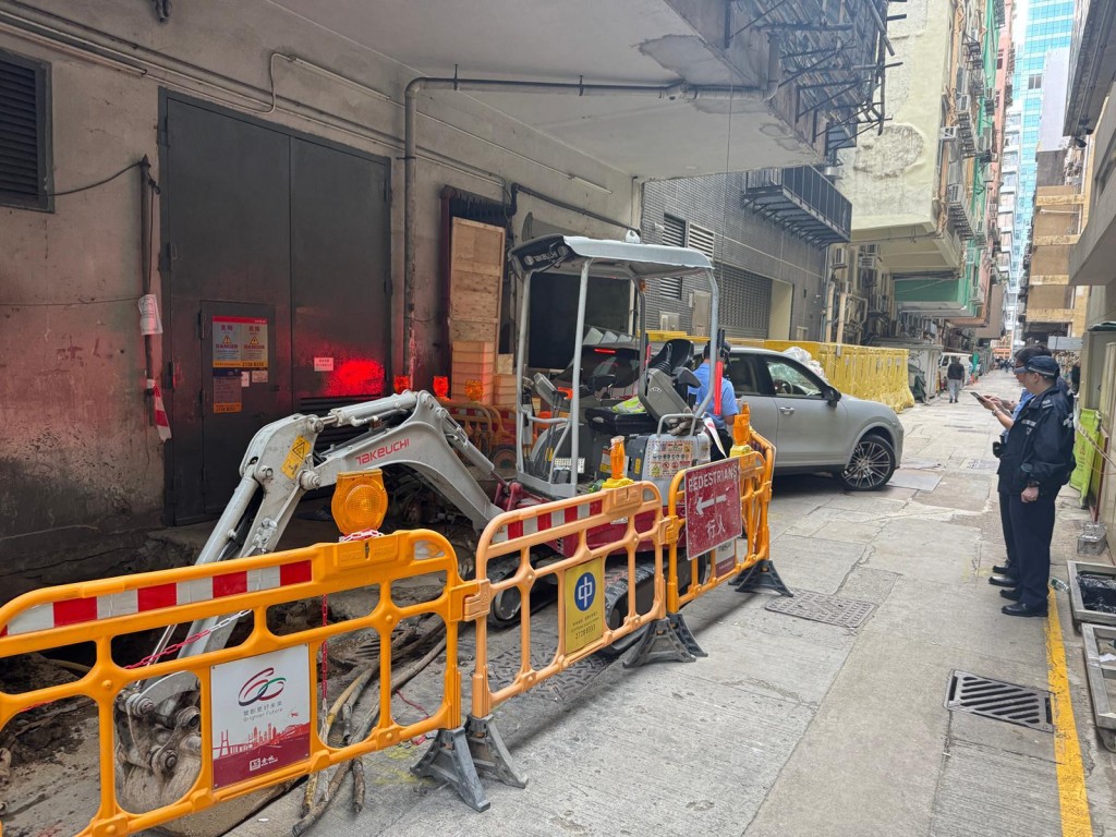 警方到場調查。 警方到場調查。