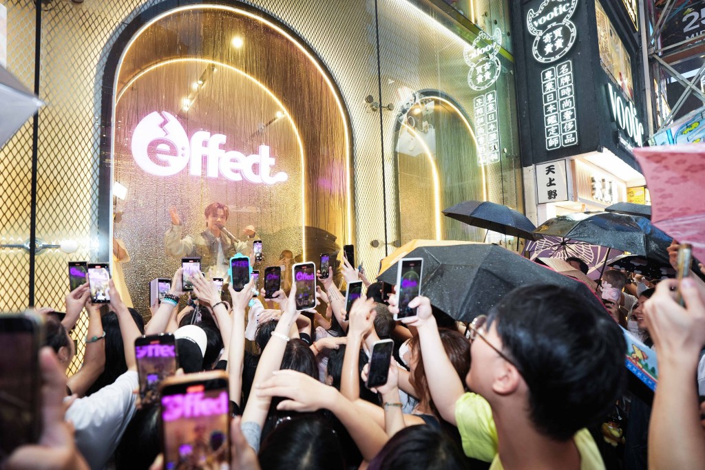 为了答谢冒雨数小时仍等候的歌迷，轩仔特意走到概念店busking的玻璃橱窗位置跟大家打招呼。