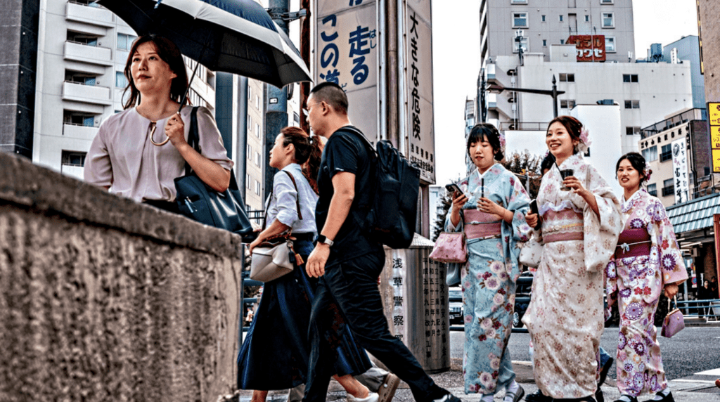 中國外交部14日在微信公眾號「領事直通車」上發出通知,提醒中國公民近期避免前往日本,已在日中國公民密切關注當地治安形勢,提高安全防範意識。 中國外交部14日在微信公眾號「領事直通車」上發出通知,提醒中國公民近期避免前往日本,已在日中國公民密切關注當地治安形勢,提高安全防範意識。
