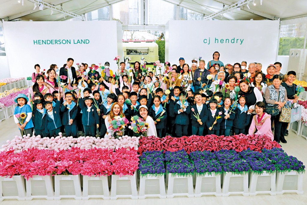 小朋友、长者、李徐子淇，以及Cj Hendry等人大合照。