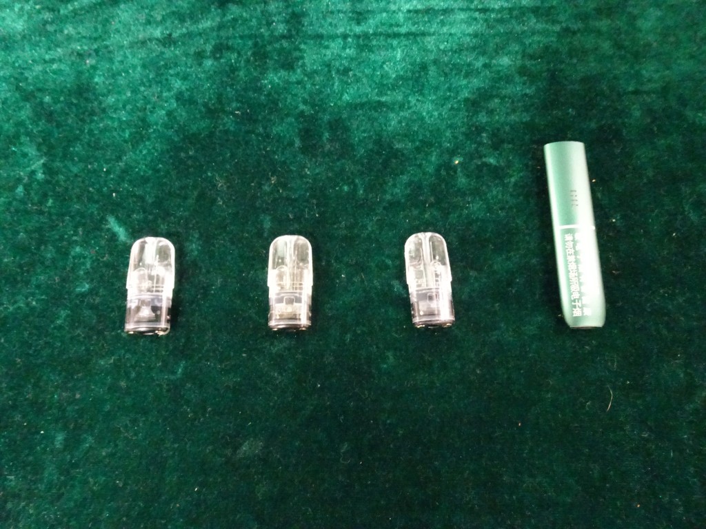 檢獲的懷疑依托咪酯煙彈及電子煙裝置。政府新聞處圖片