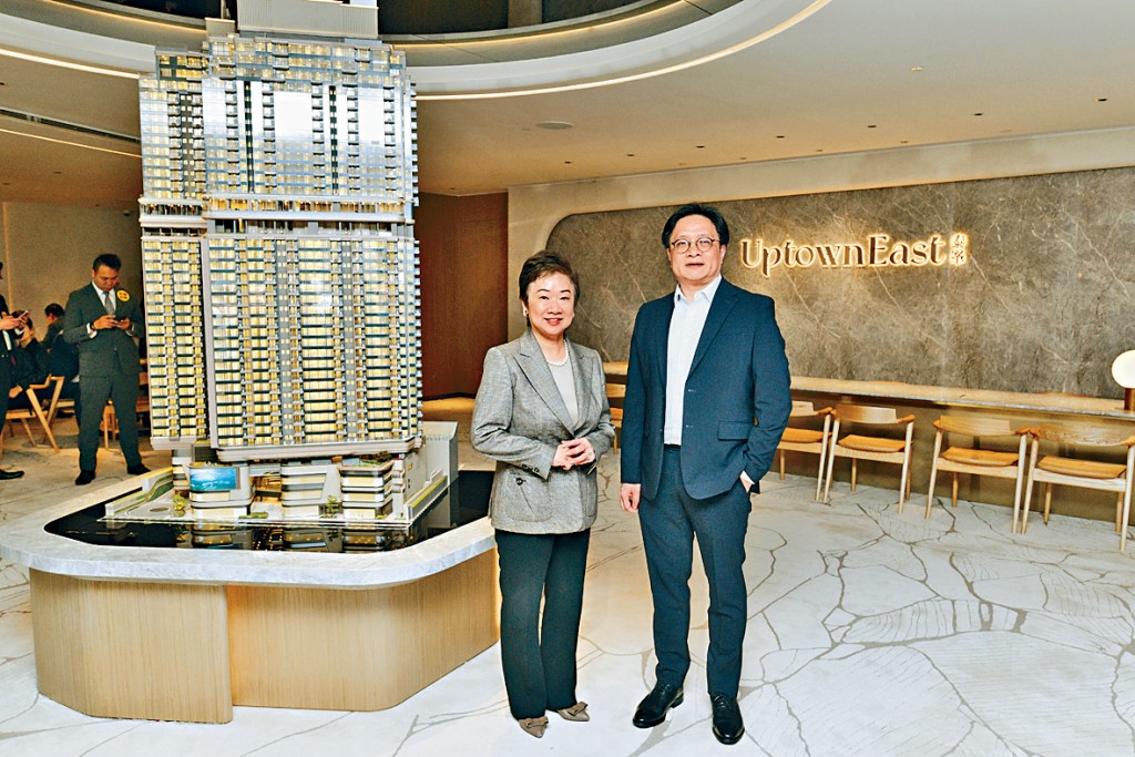 王新興集團王惠貞(左)表示,泰峯將於2日內開價。旁為新世界黃浩賢。