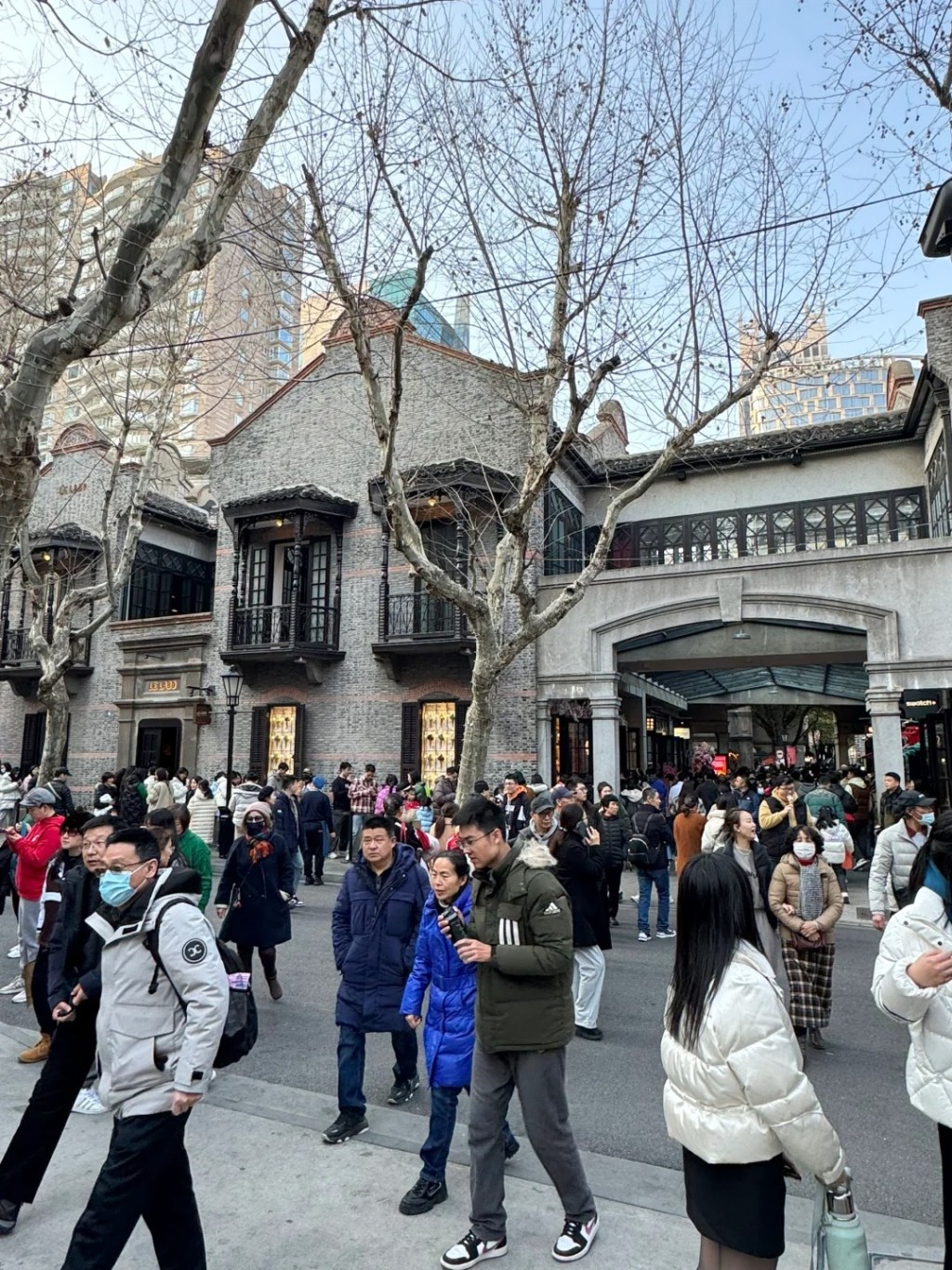 農曆新年期間大量旅客湧到上海。圖為新天地。小紅書