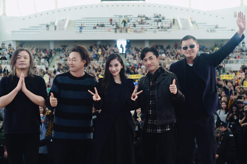 偉仔跟監製王家衛等宣傳《擺渡人》（資料圖片）