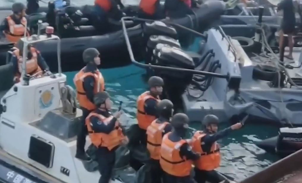 菲方公布视频，可见有中国海警疑手持尖刀。