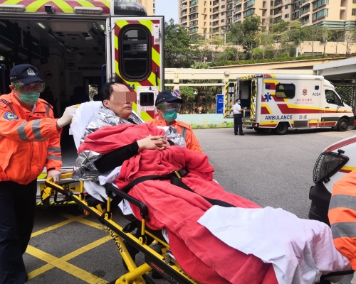 男子清醒送院。