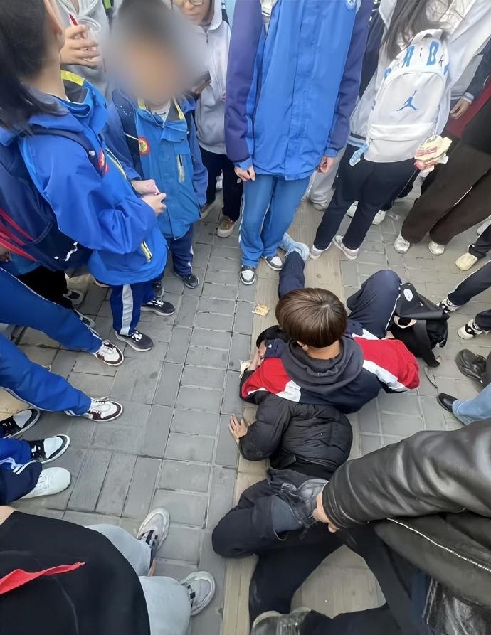 陕西汉借醉胸袭初中女生，巴士同车高中生制服交警方。 网图