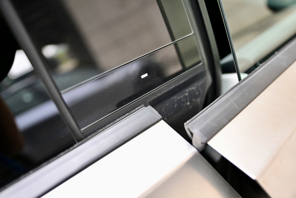 Tesla Cybertruck前後車門都是利用電動按掣開啟。
