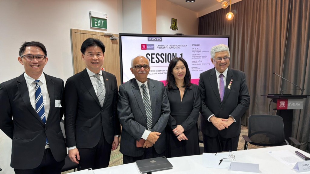 公会副主席薛日华（右二）在新加坡一场圆桌会议担任讲者，分享对人工智能如何影响法律界的看法。左一：沙巴律师协会副会长Ryan Soo；左二：香港律师会会长汤文龙；左三：印度律师协会高级执行委员兼孟买律师协会主席Nitin Thakker；右一：新加坡律师公会副主席Dinesh Dhillon。大律师公会提供