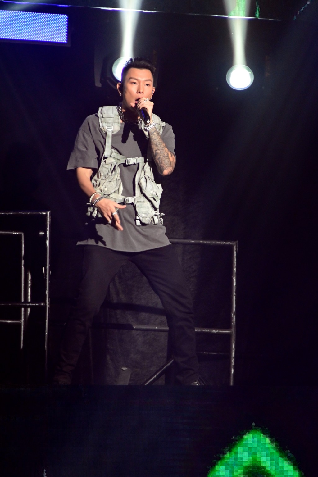 台湾人气饶舌团体顽童MJ116成员E.SO瘦子昨晚在港开骚。