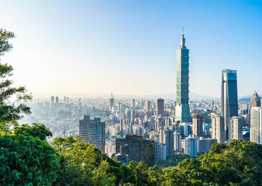 凌友詩認為現在應從多方面推動台灣島內的愛國教育,以免統一來得太快,大家還未準備好。 凌友詩認為現在應從多方面推動台灣島內的愛國教育,以免統一來得太快,大家還未準備好。