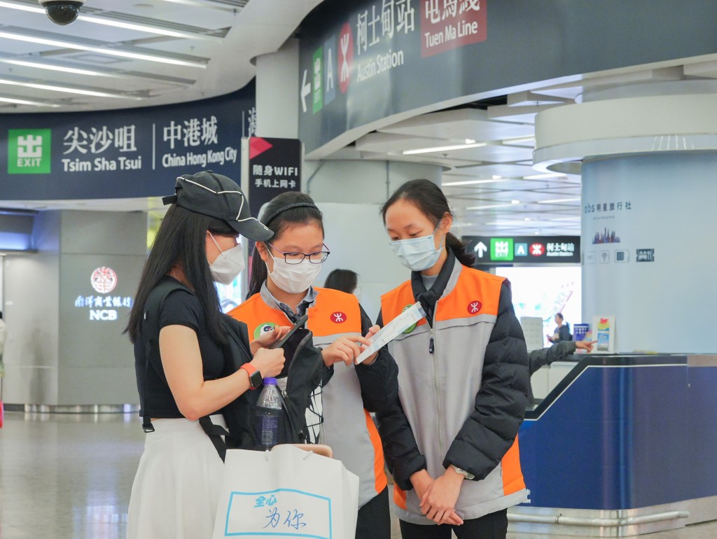 劉芷穎(中)稱剛在西九龍高鐵站體驗擔當客戶服務員時，心情有點緊張。港鐵提供