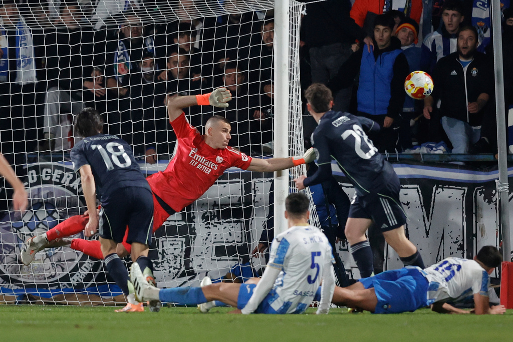 皇马门将伦尼恩最后一击扑走塔拉韦拉攻门。路透社 皇马门将伦尼恩最后一击扑走塔拉韦拉攻门。路透社