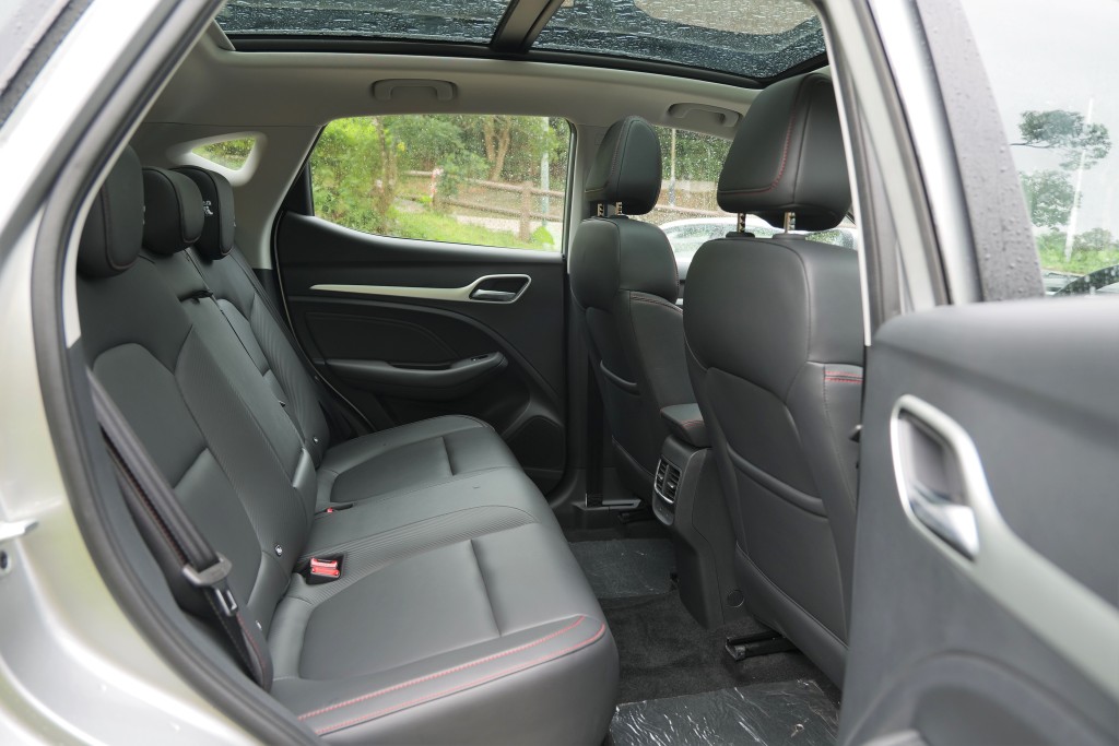 ●車廂陳設有歐洲車色彩，用料造工優質，頂級版配有皮革座椅，後排空間充裕，玻璃頂為標準項目。