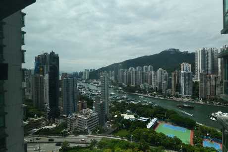 單位外望市景及香港仔西避風塘。
