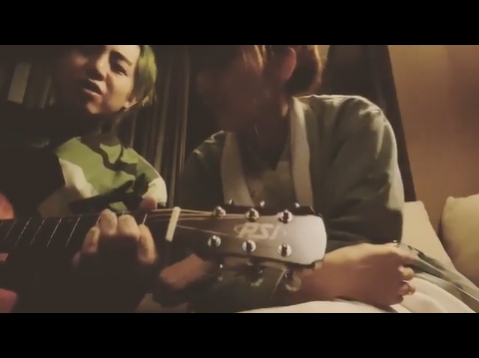 謝和弦(左)昨晚Po了一條床上自彈自唱片,但旁邊多了個女生!