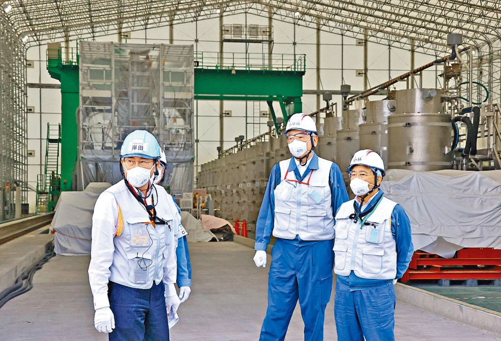 日揆岸田文雄(左)周日視察福島第一核電廠處理核廢水的設施。