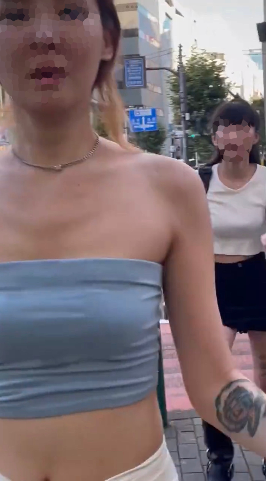 tube top白褲女子衝向拍攝者，用日語高呼「痴漢！痴漢！」