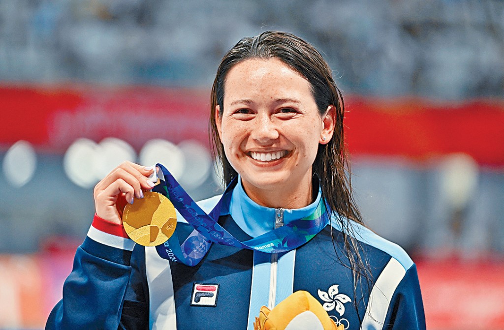女飞鱼何诗蓓于200米自由泳轻松夺金。