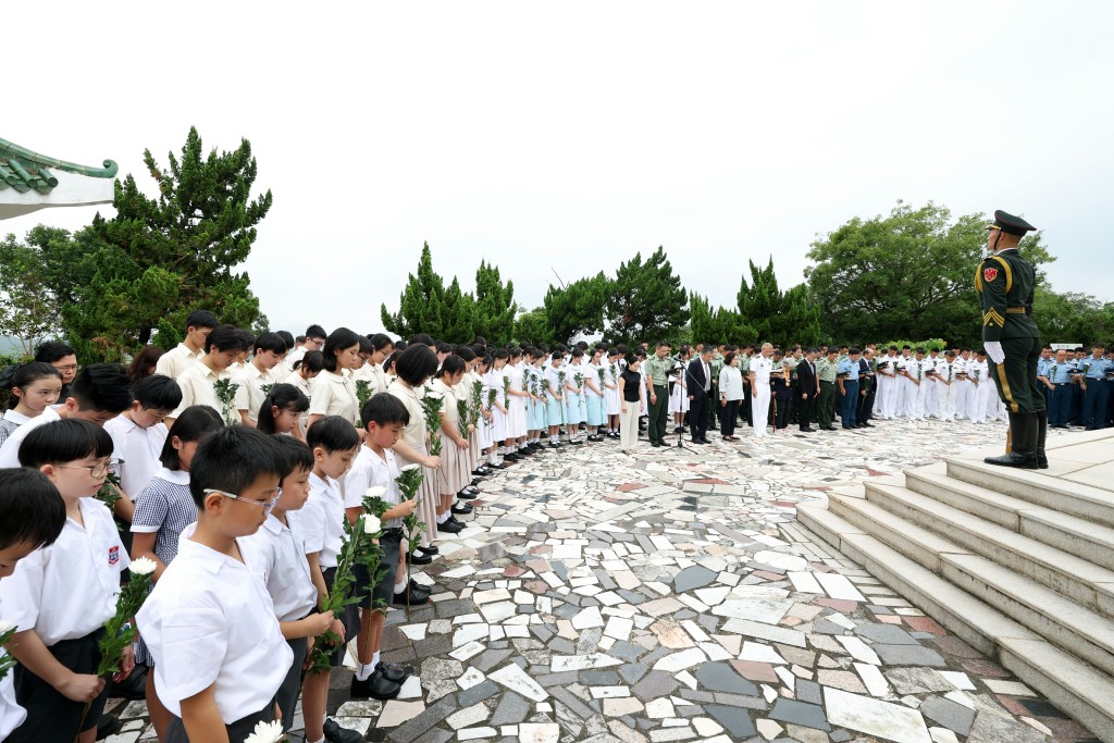 駐香港部隊官兵與香港社會各界代表昨日(八月三十日)共同瞻仰斬竹灣等抗日英烈紀念碑。 駐香港部隊官兵與香港社會各界代表昨日(八月三十日)共同瞻仰斬竹灣等抗日英烈紀念碑。